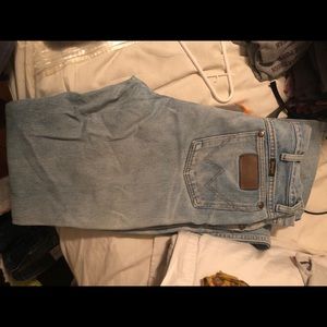Wrangler 34x38 cowboy cut, slim fit. Light wash